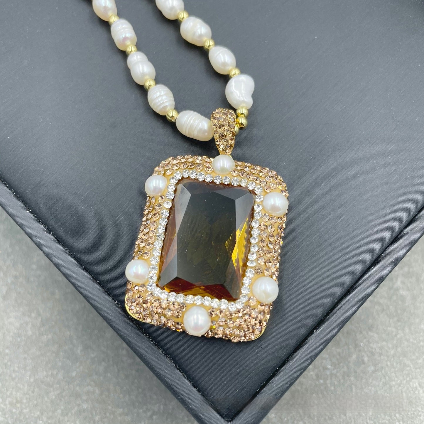 European French Light Luxury Photosensitive Stone Necklace