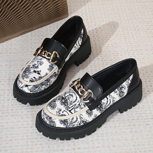 Plus Size National Style Muffin Platform Loafers Female Fashionable Golden Chain Product information: Lining material: cloth Color: Black, Milky White Upper height: low top Heel height: mid heel (3-5CM) Size: 35, 36, 37, 38, 39, 40, 41, 42 Sole craft: vis